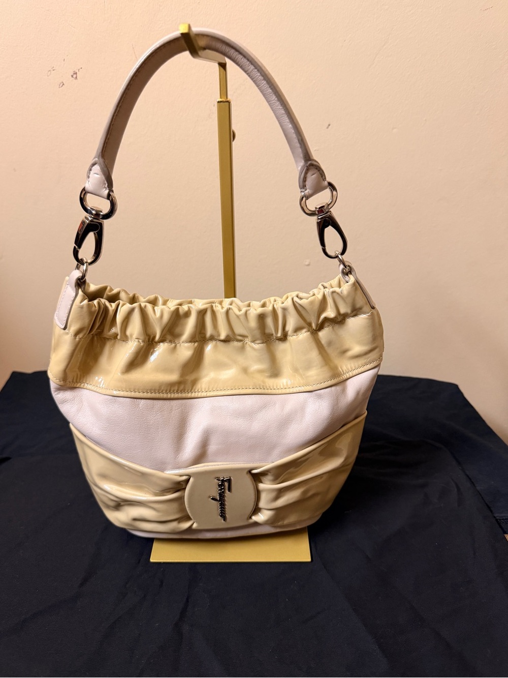 ✨ AUTHENTIC SALVATORE FERRAGAMO SHOULDER BAG  / COA / ORIGINAL DUST BAG